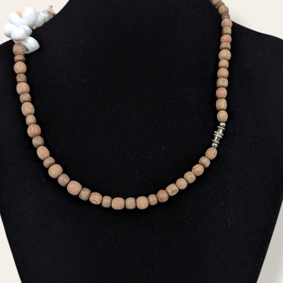 Vintage Wood Beaded Shell Necklace - Picture 5 of 5